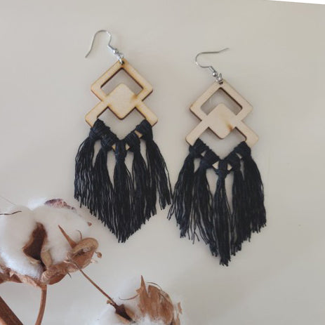 Mustat ShinyKnot makrameekorvakorut