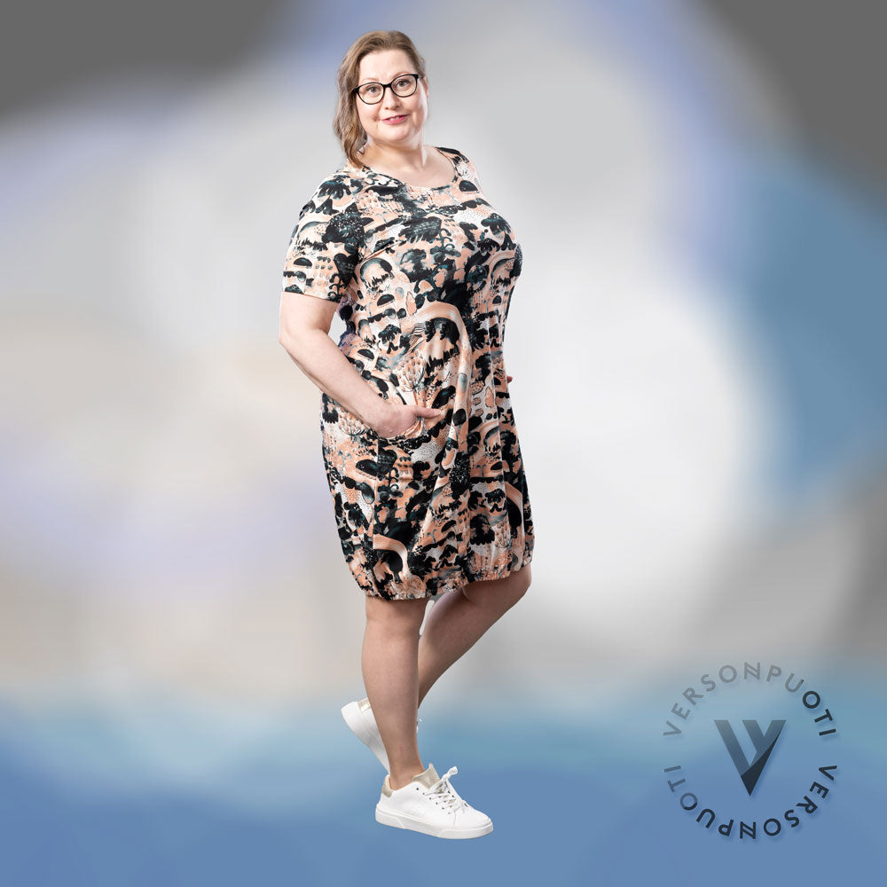 Verson Puodin persikan värinen Hemma-mekko unikuosilla mallin päällä.